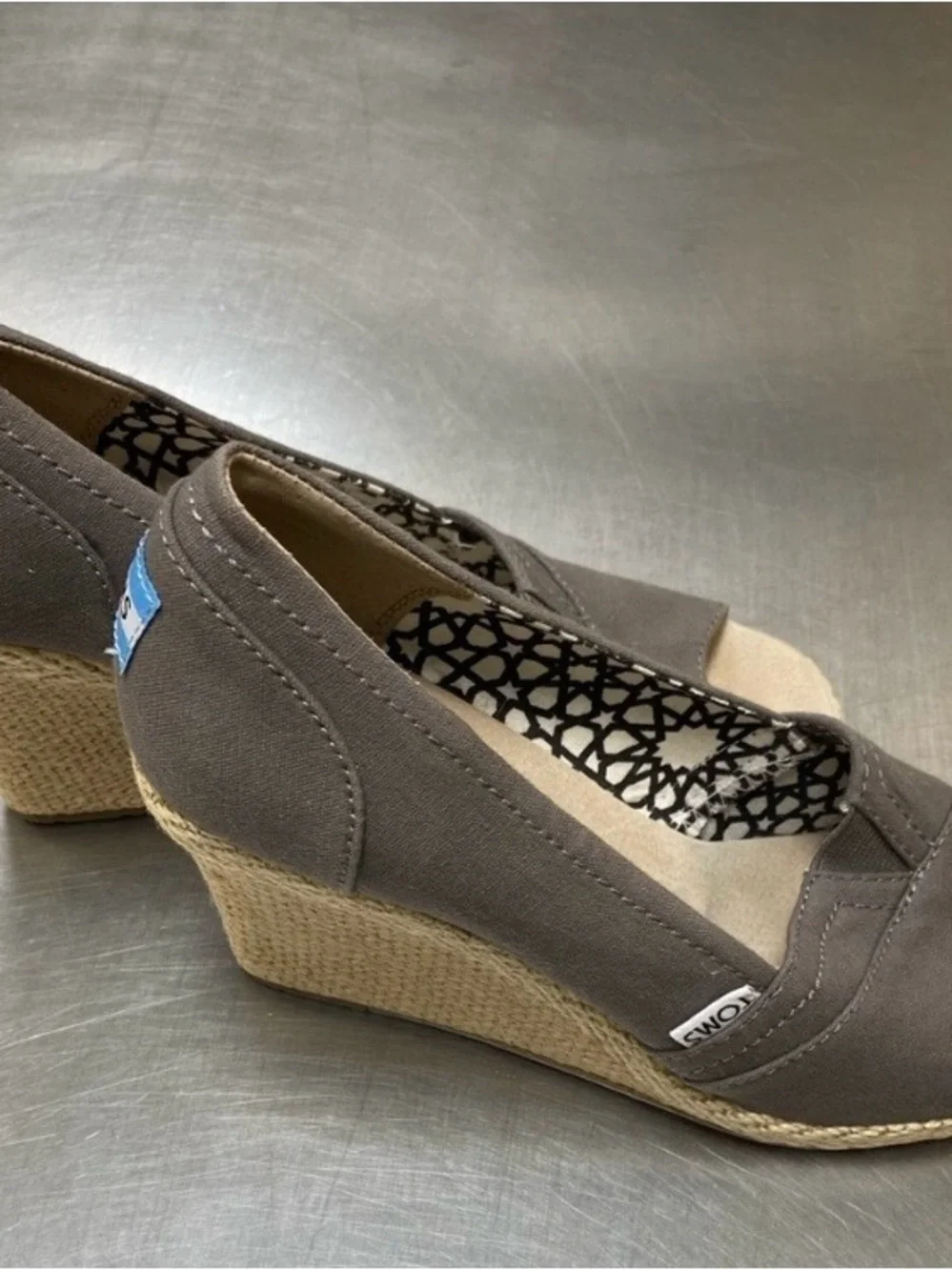 TOMS Calypso Gray Canvas Peep-Toe Espadrille Wedge Heels - Size 8